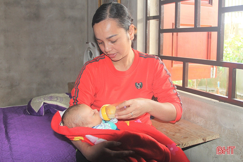 Bé trai sơ sinh bị bỏ rơi trước cửa gia đình hiếm muộn