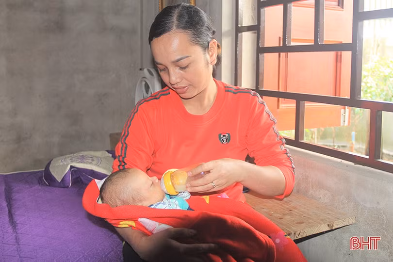 Bé trai sơ sinh bị bỏ rơi trước cửa gia đình hiếm muộn