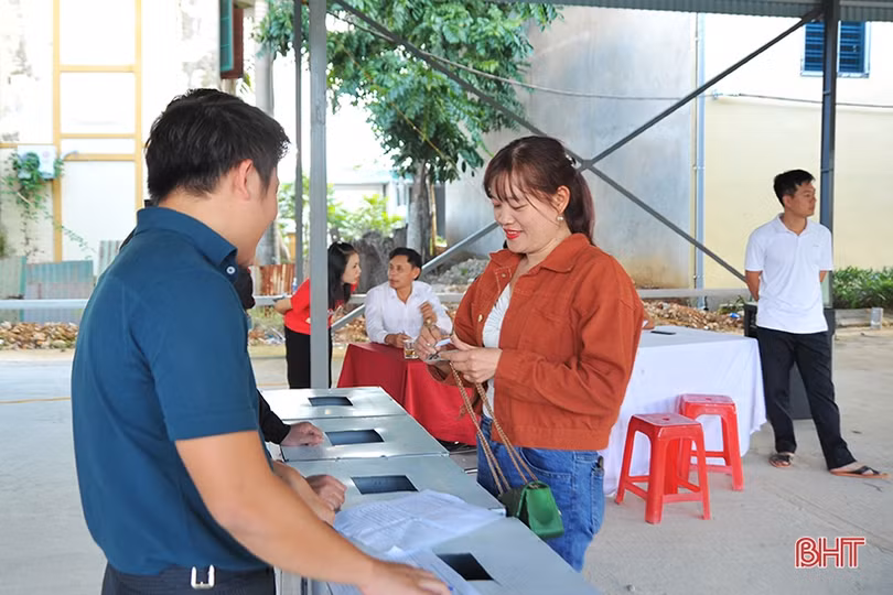 Tiểu thương phấn khởi bốc thăm vị trí kinh doanh tại chợ Hương Khê