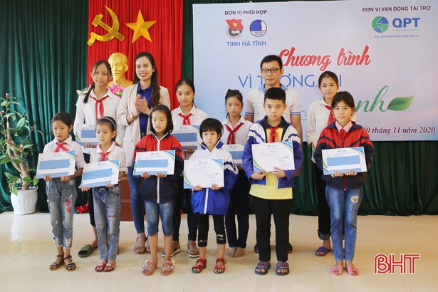 Tuổi trẻ Hà Tĩnh khâu nối nhiều phần quà, học bổng tới bà con vùng lũ