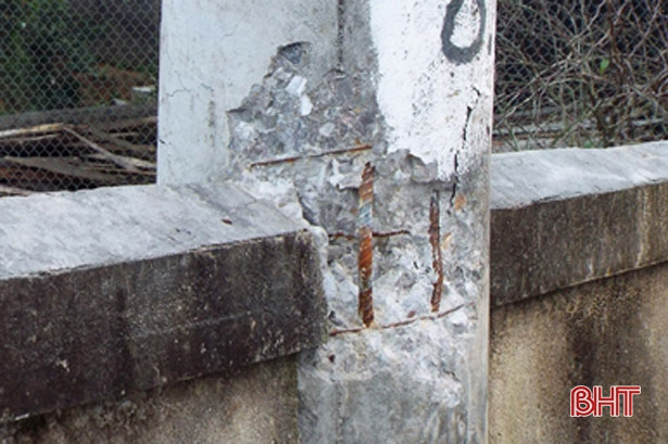 Cột điện gãy chân, đe dọa người đi đường trên quốc lộ 281 ở Vũ Quang