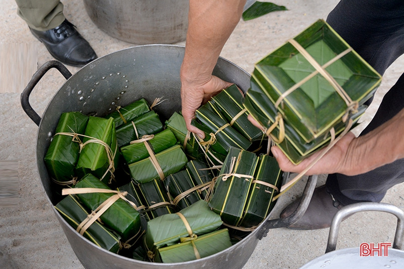 Gói 1.200 bánh chưng dâng lên Lễ hội đền Cả - Dinh đô quan Hoàng Mười