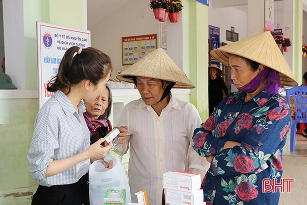 Khám bệnh, cấp thuốc miễn phí cho gần 600 người dân Cẩm Xuyên