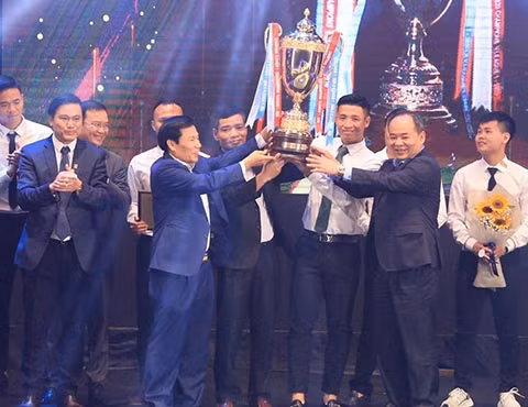 Văn Quyết, HLV Việt Hoàng xuất sắc nhất mùa giải 2020