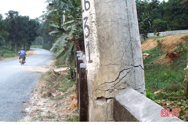 Cột điện gãy chân, đe dọa người đi đường trên quốc lộ 281 ở Vũ Quang