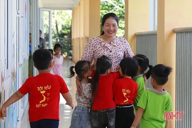 Cô giáo ở Hà Tĩnh làm hiệu trưởng 2 điểm trường cách nhau... 23km