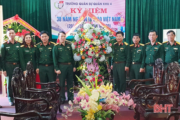 Lãnh đạo Bộ Chỉ huy quân sự Hà Tĩnh chúc mừng ngày hiến chương nhà giáo