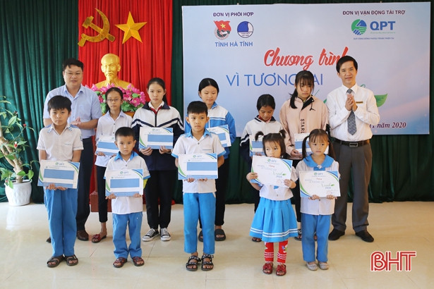 Tuổi trẻ Hà Tĩnh khâu nối nhiều phần quà, học bổng tới bà con vùng lũ
