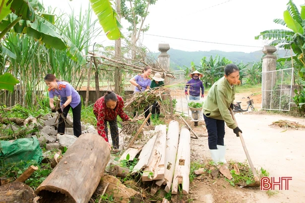Cán bộ, chiến sỹ ở Hương Sơn gác ngày nghỉ cuối tuần, giúp dân làm nông thôn mới