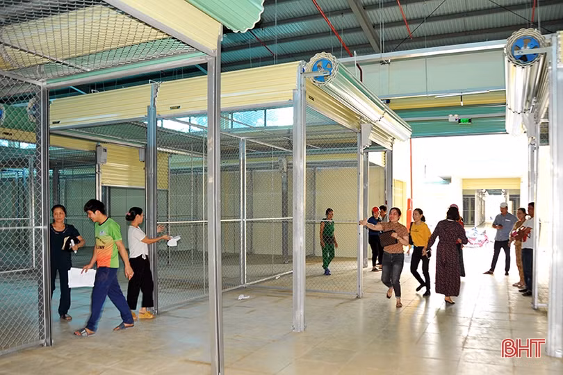 Tiểu thương phấn khởi bốc thăm vị trí kinh doanh tại chợ Hương Khê