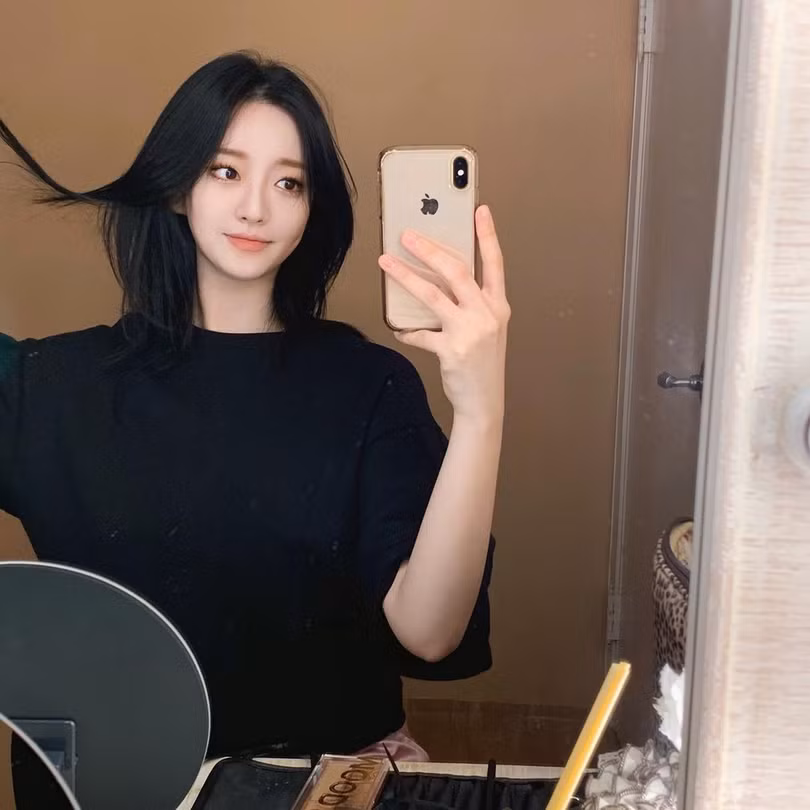 Chẳng cần nhuộm tóc màu mè, chị em vẫn trẻ trung hết cỡ khi để tóc tối màu 