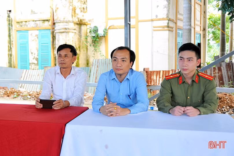 Tiểu thương phấn khởi bốc thăm vị trí kinh doanh tại chợ Hương Khê