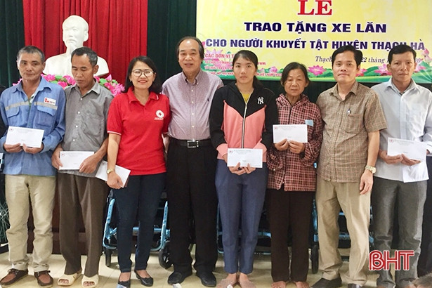 Trao 50 xe lăn cho người khuyết tật ở Thạch Hà 