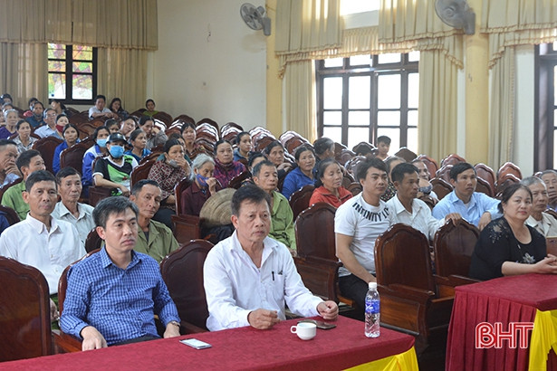 Ban hộ tự chùa Hang trao 200 suất quà cho người dân vùng lũ Hà Tĩnh