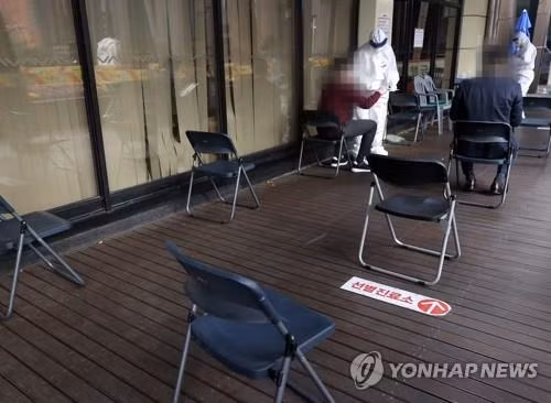 Hàn Quốc nâng mức giãn cách xã hội trước làn sóng lây nhiễm Covid-19 mới