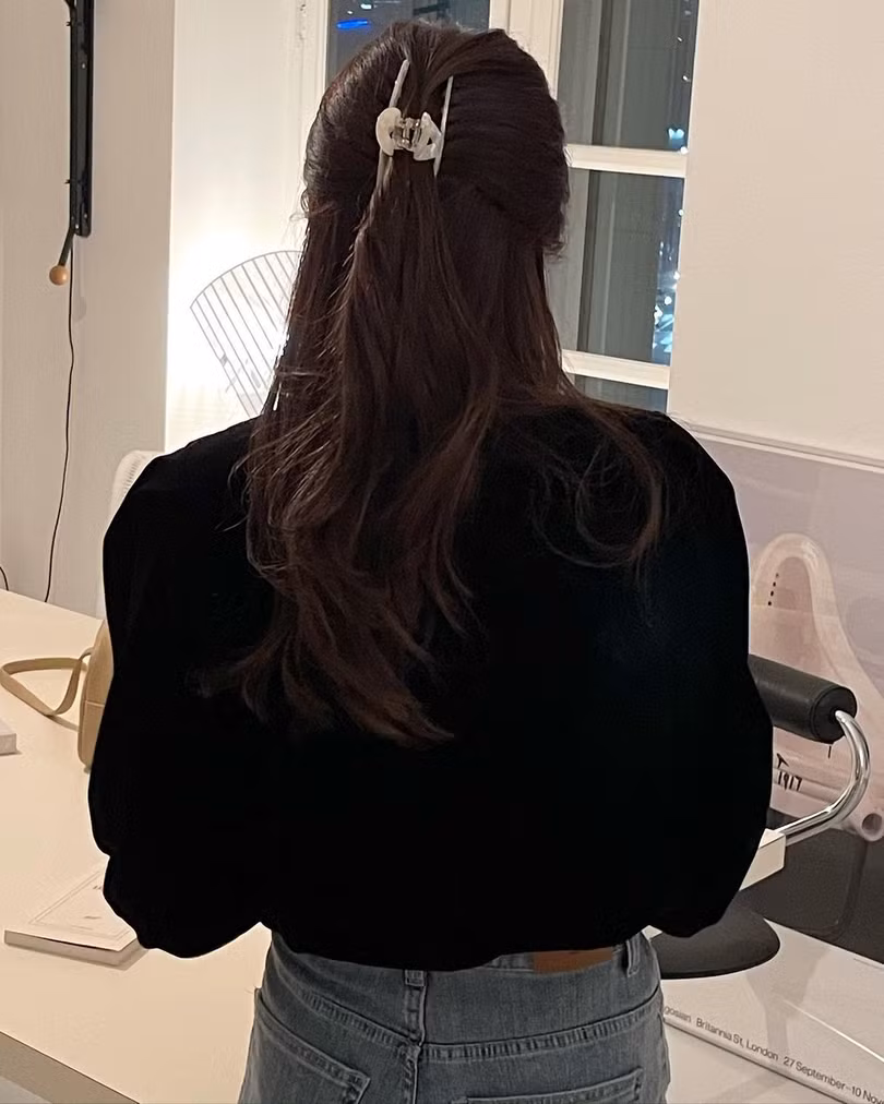 Chẳng cần nhuộm tóc màu mè, chị em vẫn trẻ trung hết cỡ khi để tóc tối màu 