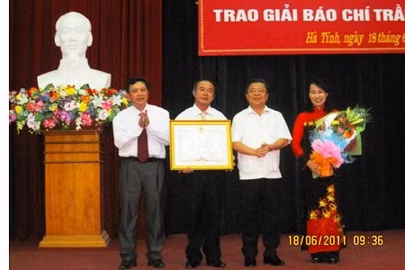Chủ tịch UBND tỉnh Võ Kim Cự Trao băng khen của Thủ thướng Chính phủ cho Hội Nhà báo VN Tỉnh Hà Tĩnh.