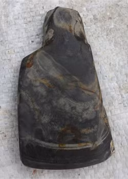 Chiếc rìu đá này được phát hiện tại Can Lộc được xác định thuộc thời kỳ Tiền Đông Sơn với niên đại trên 4500 năm