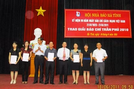 Phó Chủ tịch UBND tỉnh Hà Tĩnh, Chủ tịch Hội đống giải báo chí Trần Phú Nguyễn Thiện trao thưởng cho các tác phẩm đạt giải