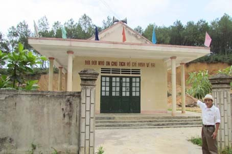 Ông Đường Danh Kỳ: “Bãi rác chỉ cách hội quán thôn chúng tôi khoảng 300 mét” Ông Đường Danh Kỳ: “Bãi rác chỉ cách hội quán thôn chúng tôi khoảng 300 mét”