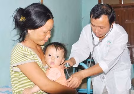 Quân y Biên phòng khám bệnh cho trẻ em ở trạm xá Thoong Pé