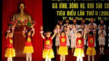 Tiết mục văn nghệ của học sinh trường TH Nguyễn Du tại hội nghị biểu dương gia đình- dòng họ khuyến học Tiết mục văn nghệ của học sinh trường TH Nguyễn Du tại hội nghị biểu dương gia đình- dòng họ khuyến học