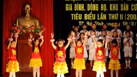 Tiết mục văn nghệ của học sinh trường TH Nguyễn Du tại hội nghị biểu dương gia đình- dòng họ khuyến học