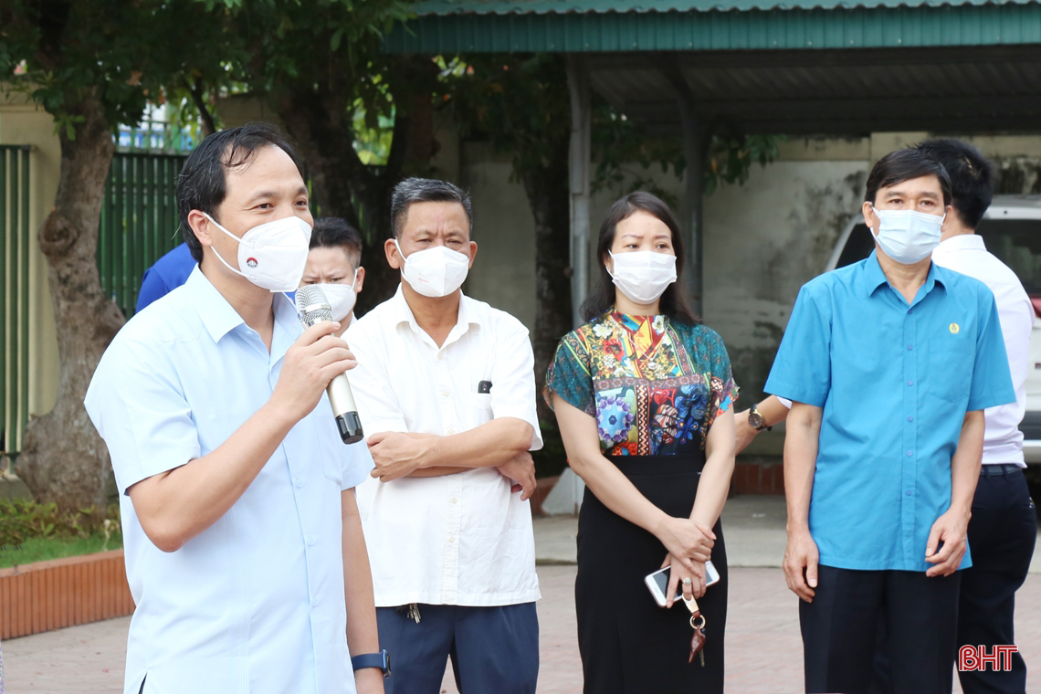 Bí thư Tỉnh ủy tiễn 32 cán bộ y tế Hà Tĩnh lên đường vào Bình Dương hỗ trợ phòng, chống dịch