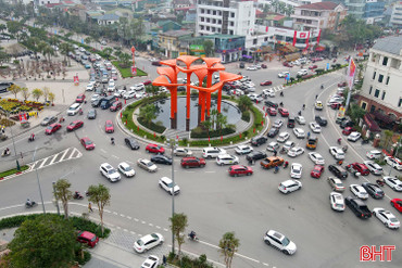 Áp lực giao thông trung tâm đô thị Hà Tĩnh những ngày cận Tết