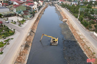 “Hồi sinh” dòng sông trăm tuổi ô nhiễm nặng giữa lòng đô thị Hà Tĩnh