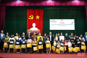 Trao tặng 150 suất quà cho người có công, học sinh bị ảnh hưởng mưa bão