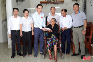 Hỗ trợ 205 triệu đồng cho người dân bị thiệt hại do bão ở Nghi Xuân