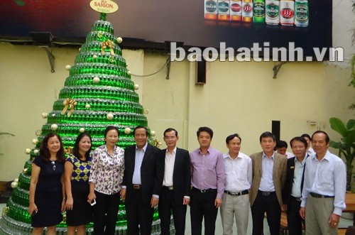 Bí thư Tỉnh ủy Nguyễn Thanh Bình và Đoàn công tác chụp ảnh lưu niệm với lãnh đạo Sabeco