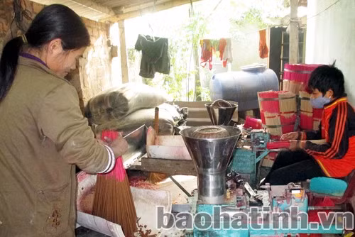 Gia đình chị Trần Thị Nguyệt sản xuất hương bằng máy bán tự động.