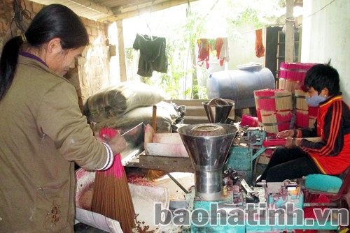 Gia đình chị Trần Thị Nguyệt sản xuất hương bằng máy bán tự động. Gia đình chị Trần Thị Nguyệt sản xuất hương bằng máy bán tự động.