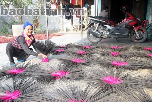 Người làm hương Thạch Mỹ thêm một mùa bội thu khi Tết đăng cận kề Người làm hương Thạch Mỹ thêm một mùa bội thu khi Tết đăng cận kề