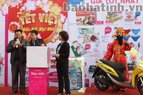 Đại diện khách hàng bốc thăm trúng thưởng dưới sự chứng kiến của các cơ quan chức năng và đông đảo khách hàng