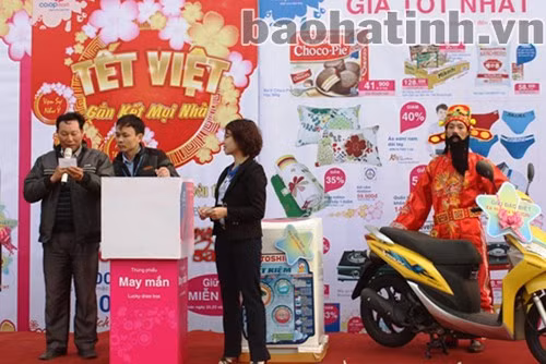 Đại diện khách hàng bốc thăm trúng thưởng dưới sự chứng kiến của các cơ quan chức năng và đông đảo khách hàng