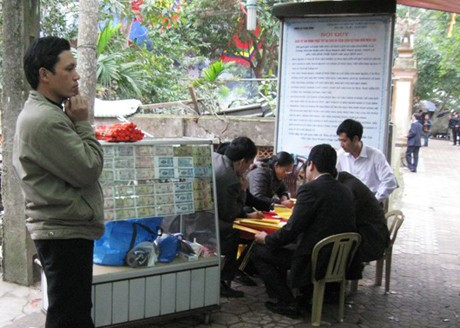 Dịch vụ đổi tiền lẻ bỏ hòm công đức cũng cho thu nhập khá với tỉ lệ 1,2:1