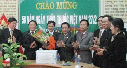 Phó Chủ tịch HĐND tỉnh Thiều Đình Duy tặng hoa chúc mừng đội ngũ thầy thuốc Bệnh viện Đa khoa Hà Tĩnh