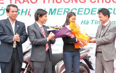Giám đốc VPBank Hà Tĩnh trao giải nhất cho chị Nguyễn Thị Ngân