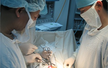 và một ca mổ hạ tinh hoàn, đưa tinh hoàn từ ổ bụng trở về đúng vị trí cho bệnh nhi