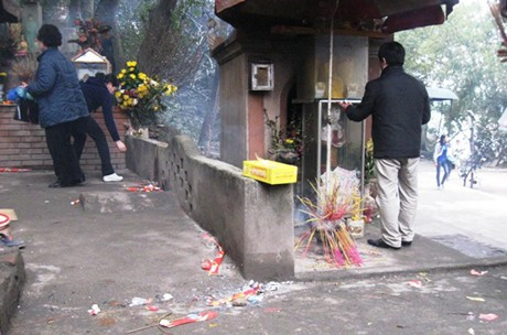 Hòm công đức "mọc" khắp nơi