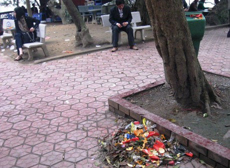 Đổ rác đúng chỗ không phải là nhiệm vụ của người đi đền