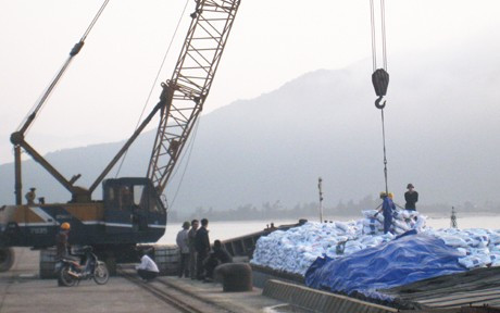 Công nhân Công ty CP Cảng Hà Tĩnh xếp dỡ hàng