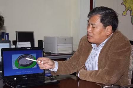 Ông Rao đang giới thiệu về chiếc bể sẽ đặt dưới chân tháp Rùa tạo môi trường nước tự nhiên trong thời gian chữa cho "cụ rùa" do Sở thiết kế. Ông Rao đang giới thiệu về chiếc bể sẽ đặt dưới chân tháp Rùa tạo môi trường nước tự nhiên trong thời gian chữa cho "cụ rùa" do Sở thiết kế.