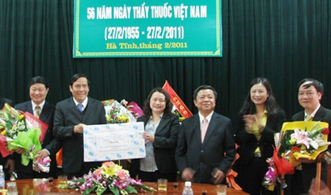 Lãnh đạo tỉnh Hà Tĩnh tặng hoa chúc mừng CBCNV Sở Y tế Hà Tĩnh...