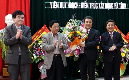 Chủ tịch UBND tỉnh Võ Kim Cự và Phó Chủ tịch HĐND tỉnh Thiều Đình Duy tặng hoa chúc mừng lãnh đạo Viện Quy hoạch Kiến trúc xây dựng Hà Tĩnh