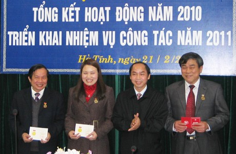 Phó Chủ tịch UBND tỉnh Nguyễn Thiện trao Kỷ niệm chương vì sự nghiệp hoạt động KHKT cho lãnh đạo và nhân viên Liên hiệp Hội