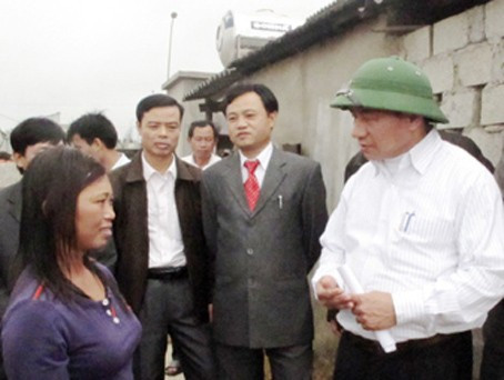 Phó Chủ tịch UBND tỉnh Lê Đình Sơn trò chuyện với chị Trương Thị Ái - một chủ hộ chăn nuôi lợn ở khu TĐC Kỳ Liên...